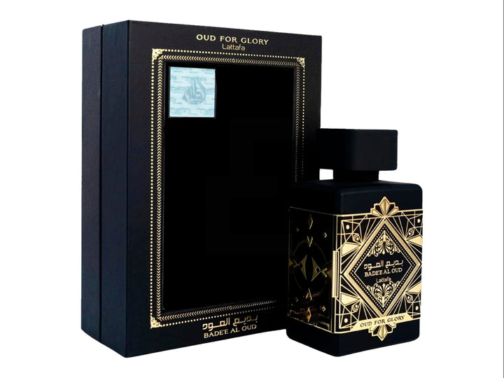 Perfume Lattafa Badee Al Oud For Glory en botella negra con detalles dorados y su caja protectora.