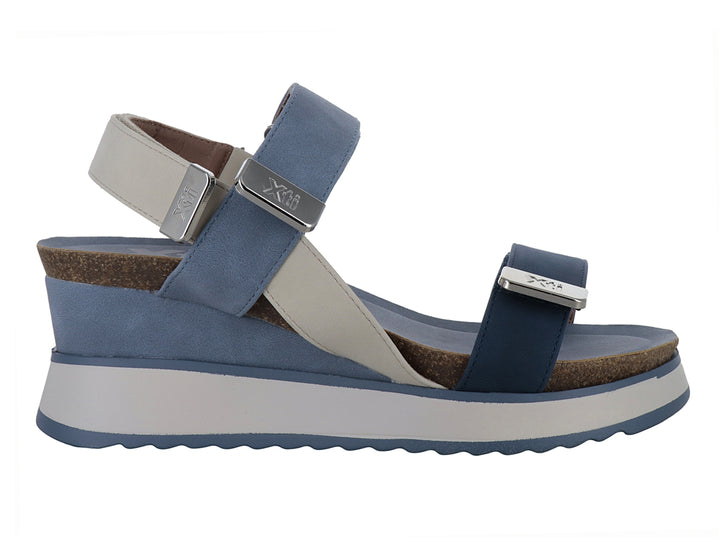 Sandalia de plataforma XTI en color azul y gris con correas ajustables y hebillas metálicas para mujer.