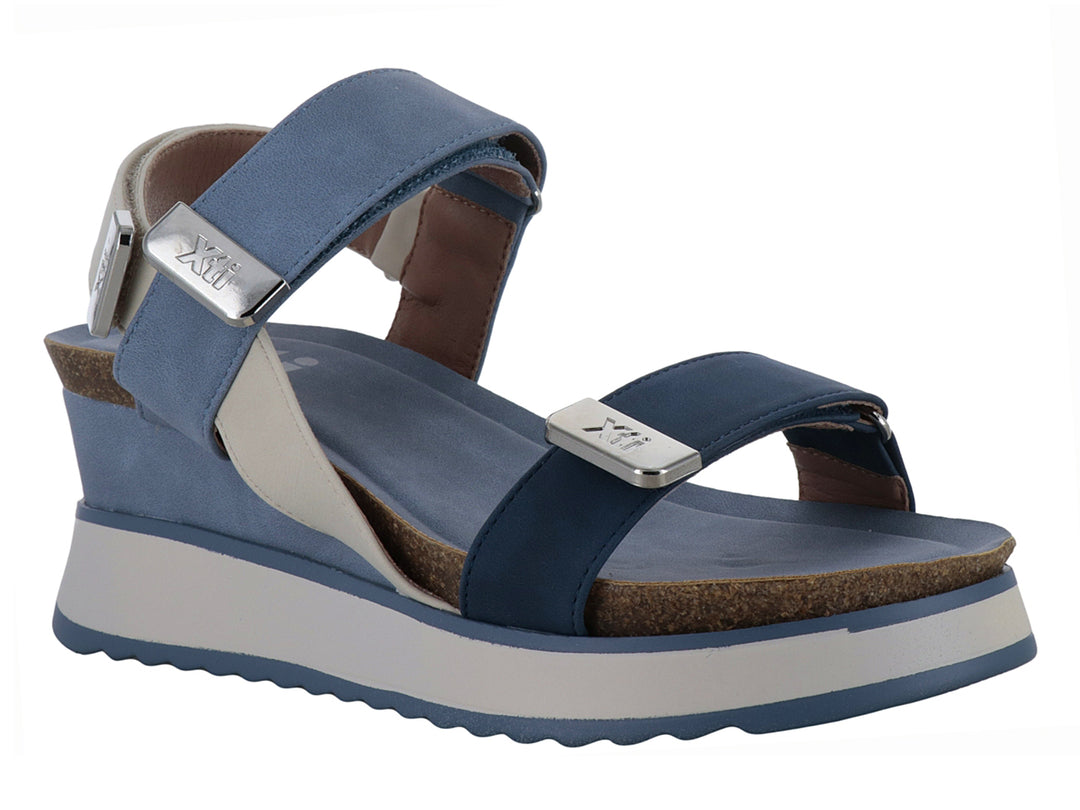 Sandalia de plataforma XTI en color azul y gris con correas ajustables y hebillas metálicas para mujer.