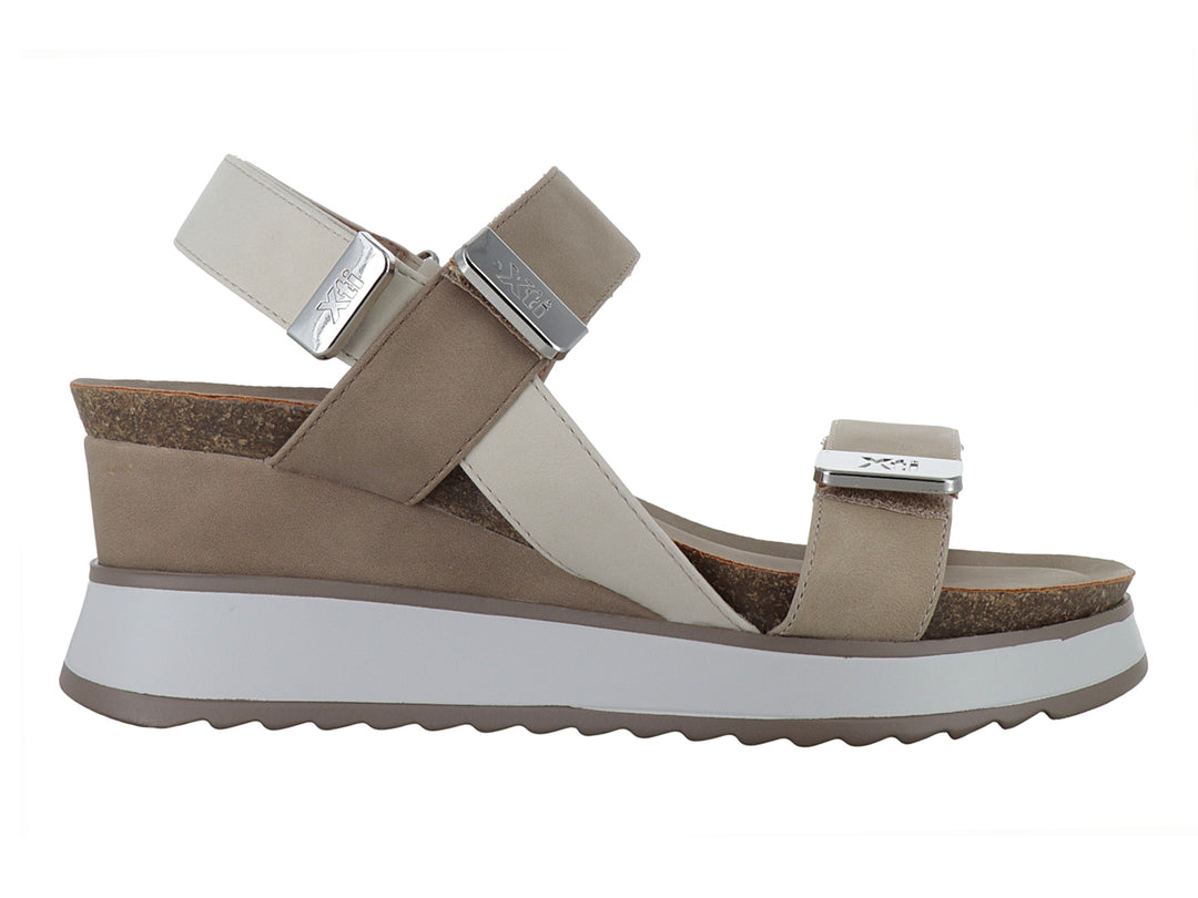 Sandalia de plataforma color taupe con tiras ajustables y suela blanca