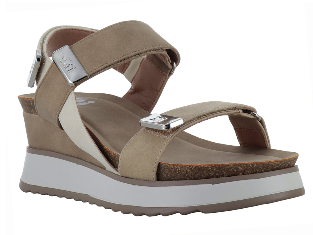 Sandalia de plataforma color taupe con tiras ajustables y suela blanca