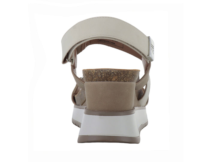 Sandalia de plataforma color taupe con tiras ajustables y suela blanca