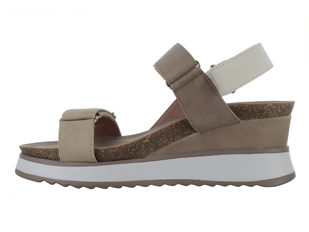Sandalia de plataforma color taupe con tiras ajustables y suela blanca