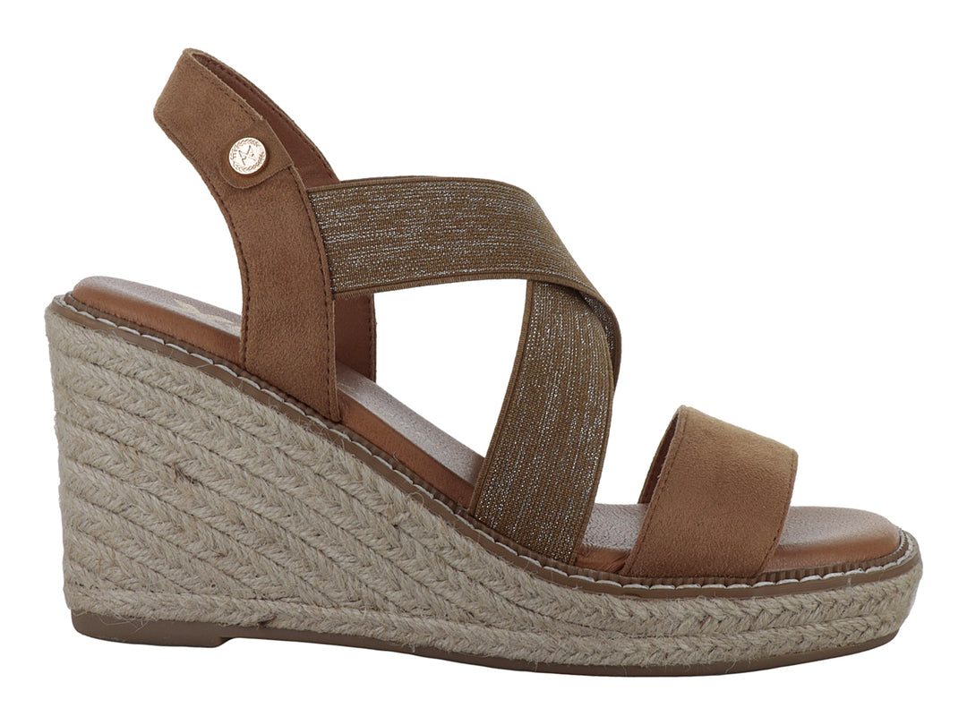 Sandalia de cuña color camel para mujer con tiras cruzadas y plataforma texturizada.