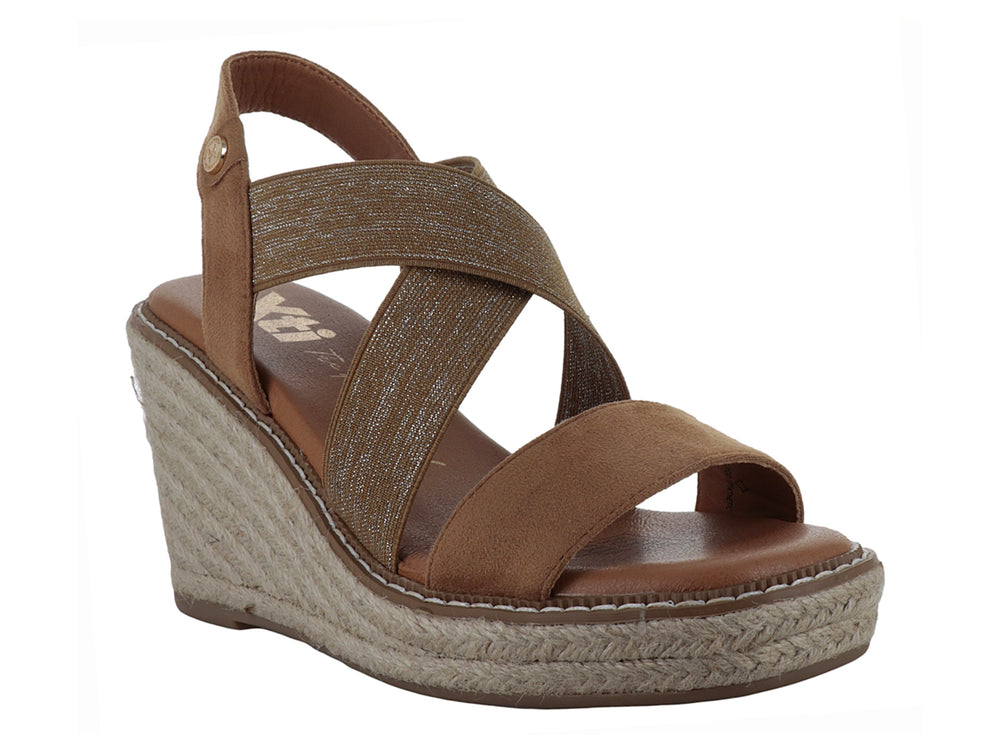Sandalia de cuña color camel para mujer con tiras cruzadas y plataforma texturizada.