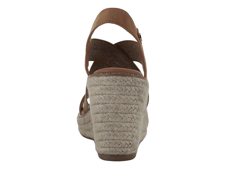 Sandalia de cuña color camel para mujer con tiras cruzadas y plataforma texturizada.