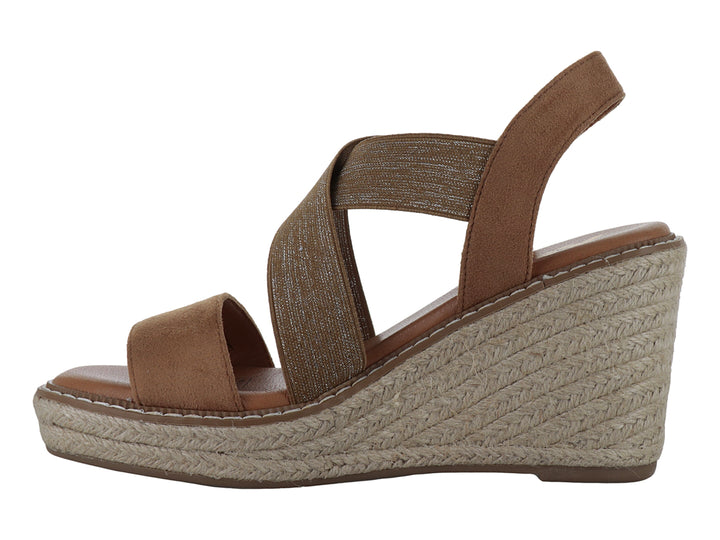 Sandalia de cuña color camel para mujer con tiras cruzadas y plataforma texturizada.