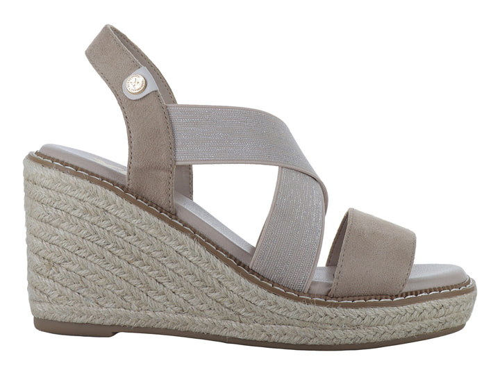 Sandalia de cuña color beige con tiras cruzadas y plataforma de fibras naturales.