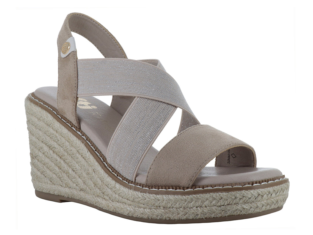 Sandalia de cuña color beige con tiras cruzadas y plataforma de fibras naturales.