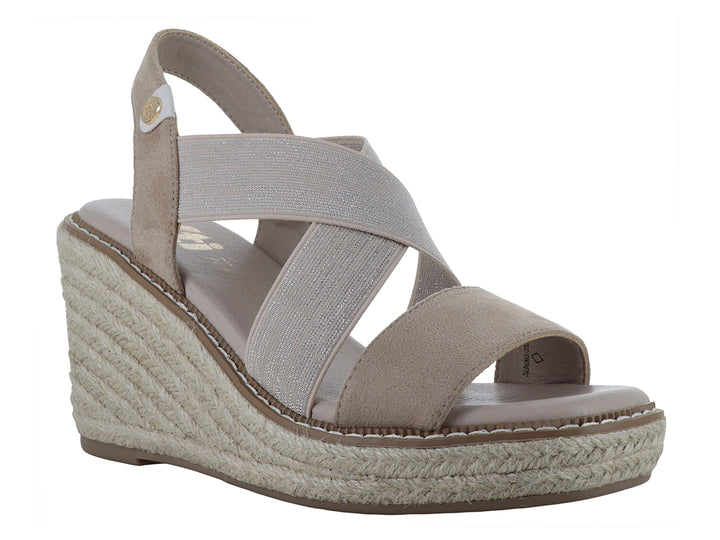 Sandalia de cuña color beige con tiras cruzadas y plataforma de fibras naturales.