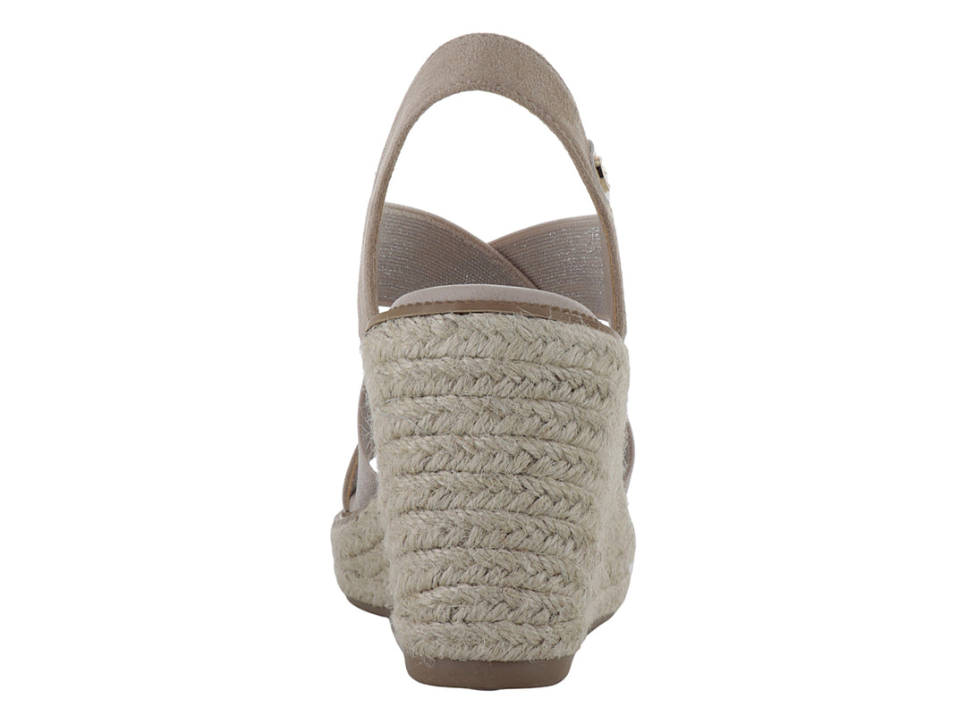 Sandalia de cuña color beige con tiras cruzadas y plataforma de fibras naturales.