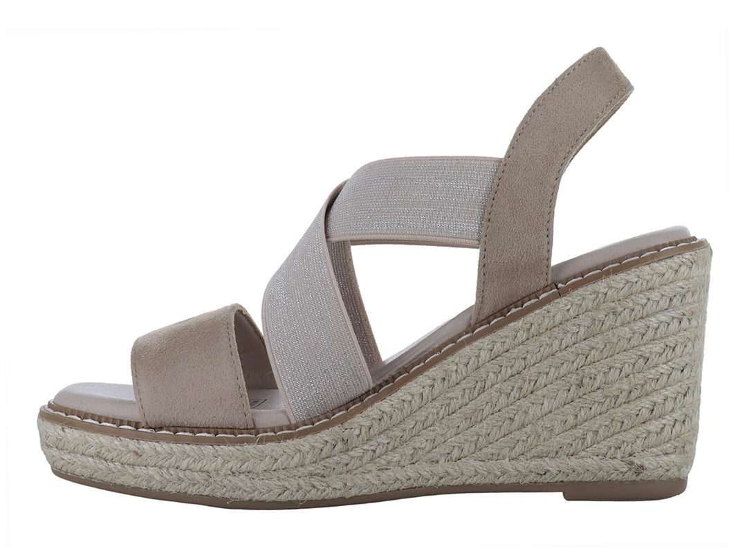 Sandalia de cuña color beige con tiras cruzadas y plataforma de fibras naturales.