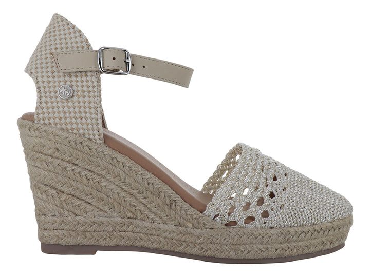 Sandalia de cuña color beige con parte superior tejida y plataforma de esparto.