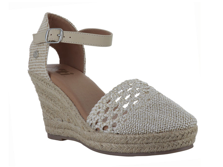 Sandalia de cuña color beige con parte superior tejida y plataforma de esparto.