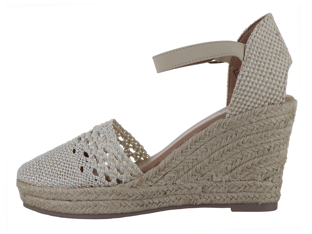 Sandalia de cuña color beige con parte superior tejida y plataforma de esparto.