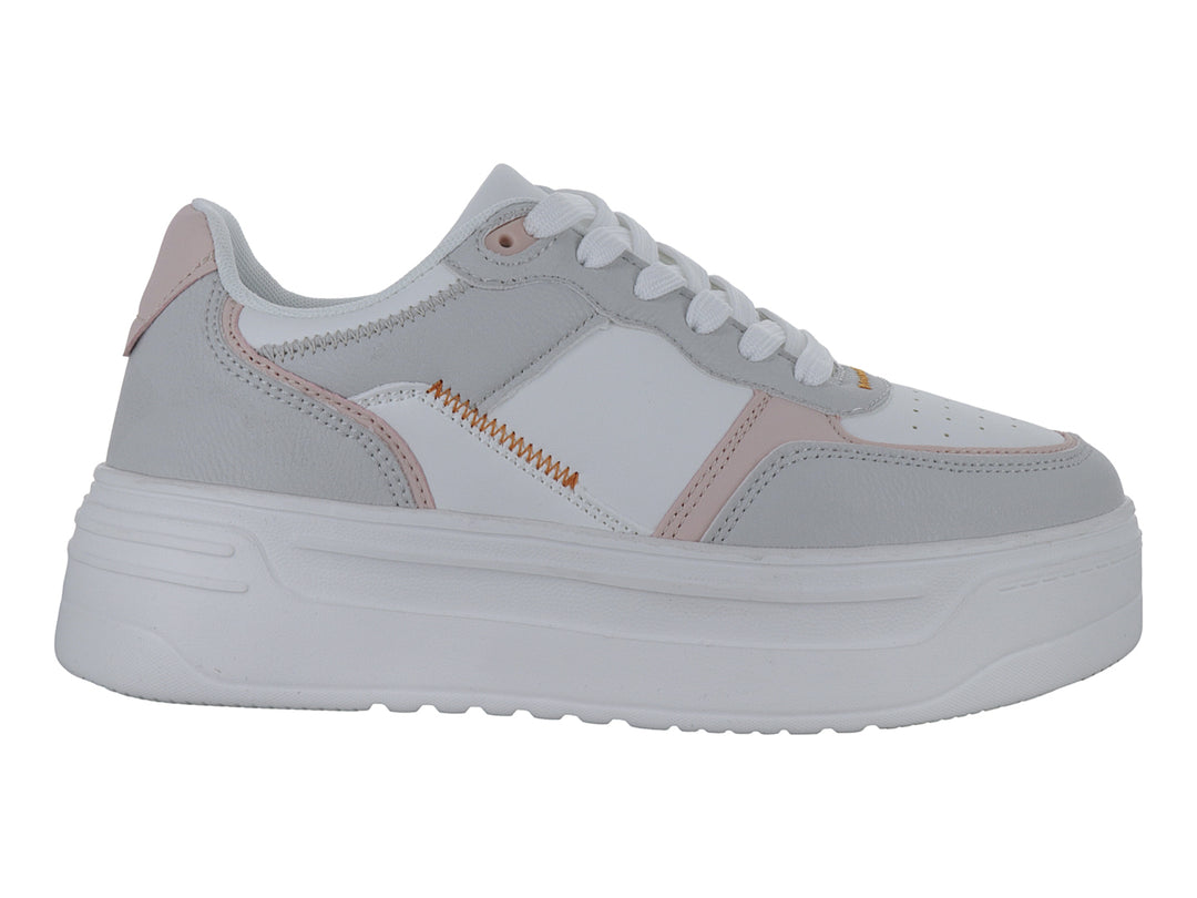 Tenis XTI color hielo con detalles en gris y rosa, diseño de plataforma blanca y cordones.