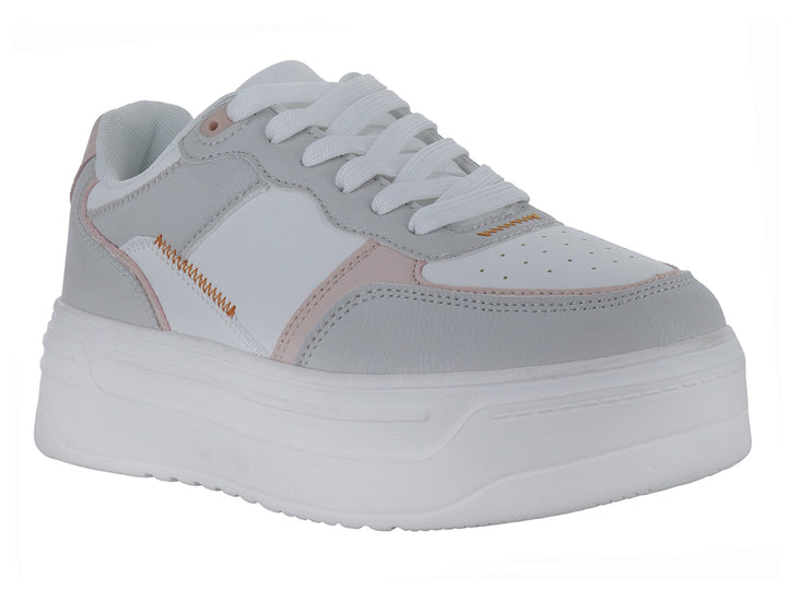 Tenis XTI color hielo con detalles en gris y rosa, diseño de plataforma blanca y cordones.