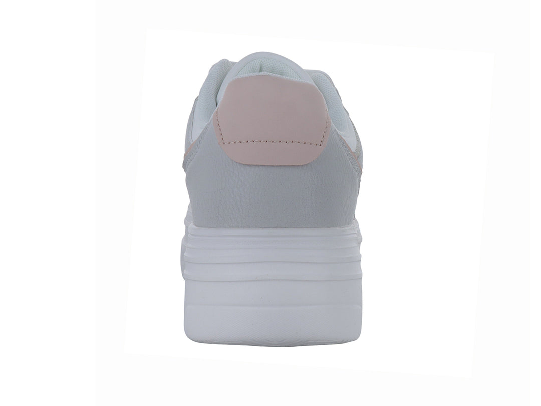 Tenis XTI color hielo con detalles en gris y rosa, diseño de plataforma blanca y cordones.