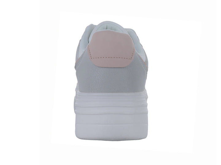 Tenis XTI color hielo con detalles en gris y rosa, diseño de plataforma blanca y cordones.