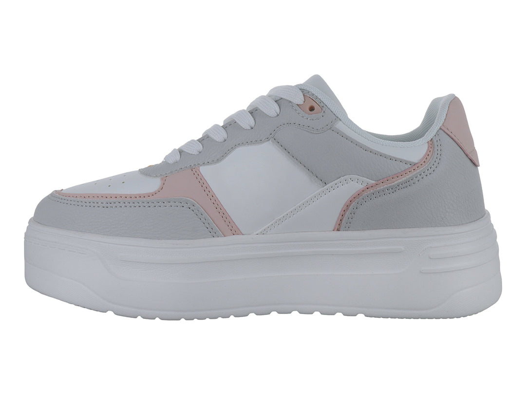 Tenis XTI color hielo con detalles en gris y rosa, diseño de plataforma blanca y cordones.