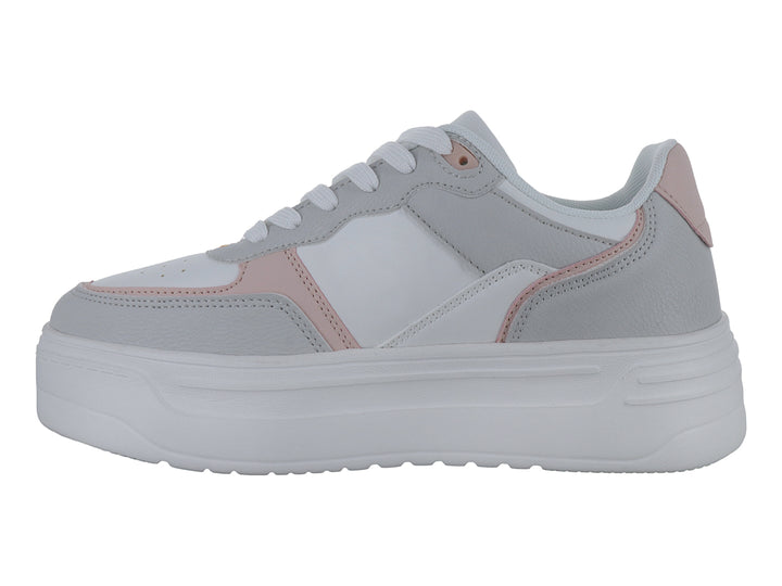 Tenis XTI color hielo con detalles en gris y rosa, diseño de plataforma blanca y cordones.