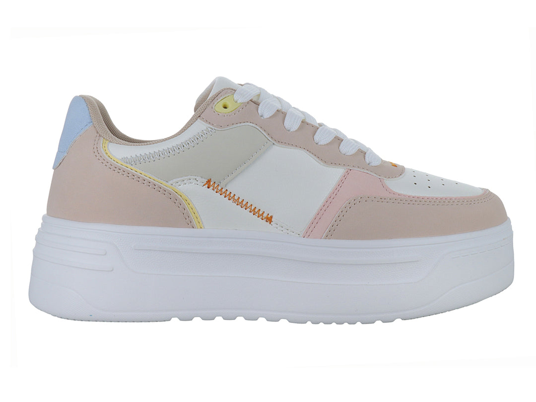Tenis XTI de plataforma en colores nude, blanco y tonos pastel con suela blanca gruesa.