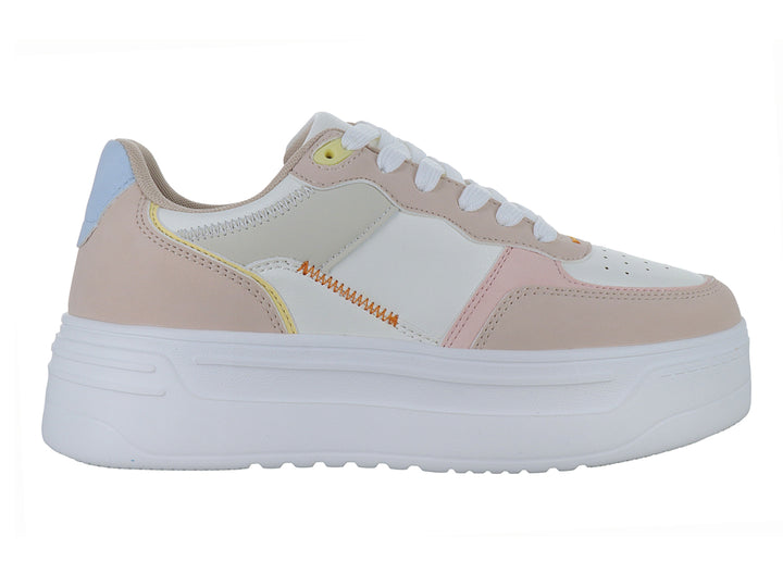 Tenis XTI de plataforma en colores nude, blanco y tonos pastel con suela blanca gruesa.