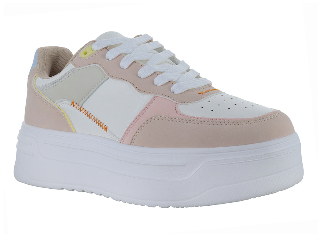 Tenis XTI de plataforma en colores nude, blanco y tonos pastel con suela blanca gruesa.
