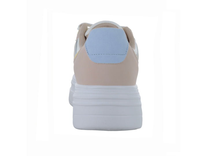 Tenis XTI de plataforma en colores nude, blanco y tonos pastel con suela blanca gruesa.