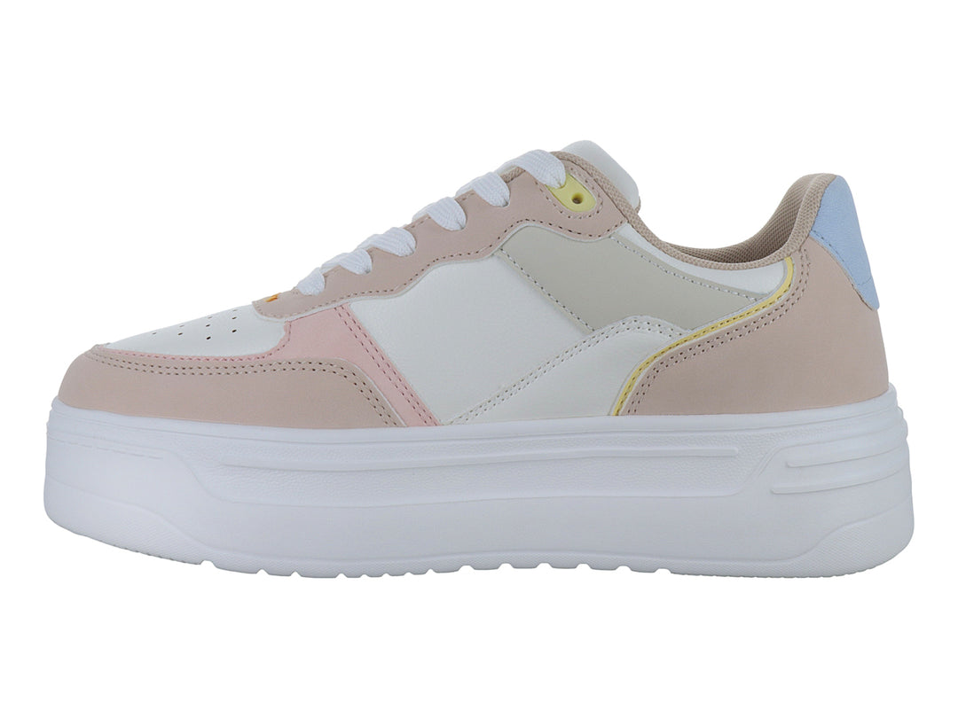 Tenis XTI de plataforma en colores nude, blanco y tonos pastel con suela blanca gruesa.