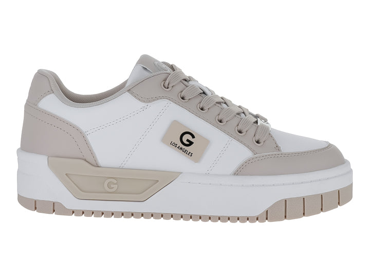 Tenis deportivos GBG color blanco y rosa pálido con suela gruesa y cordones.