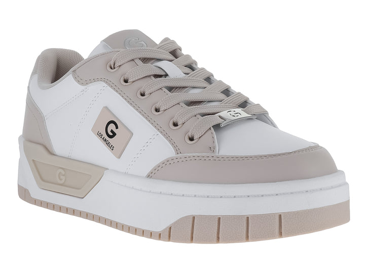 Tenis deportivos GBG color blanco y rosa pálido con suela gruesa y cordones.
