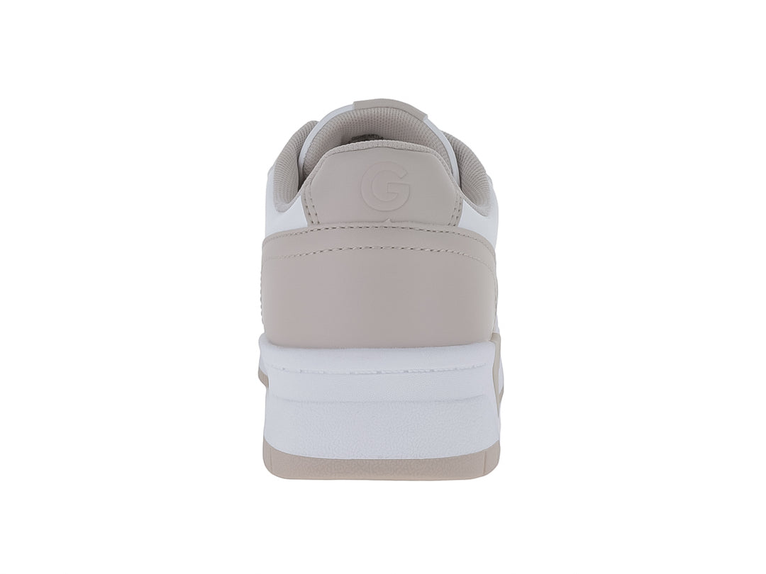 Tenis deportivos GBG color blanco y rosa pálido con suela gruesa y cordones.