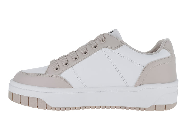 Tenis deportivos GBG color blanco y rosa pálido con suela gruesa y cordones.