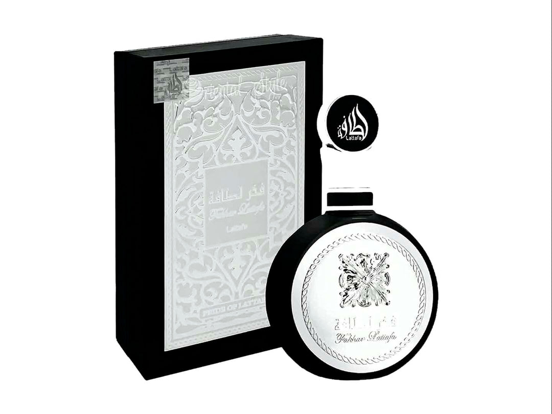 Perfume Lattafa Fakhar Men en botella blanca y negra con su caja decorada en blanco y negro.