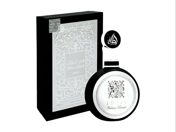 Perfume Lattafa Fakhar Men en botella blanca y negra con su caja decorada en blanco y negro.