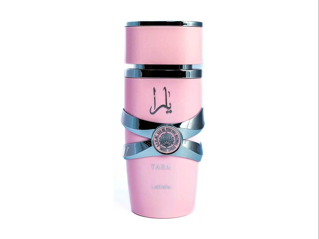 Perfume Lattafa Yara en frasco cilíndrico color rosa con detalles plateados y su caja decorada a juego.