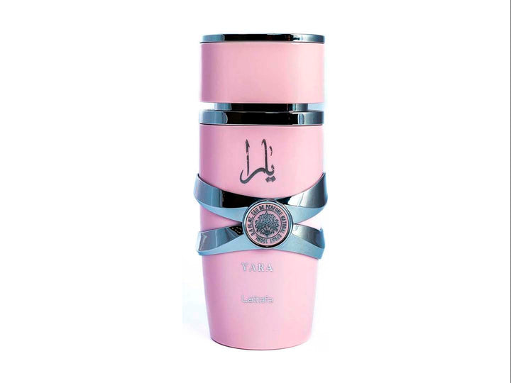 Perfume Lattafa Yara en frasco cilíndrico color rosa con detalles plateados y su caja decorada a juego.