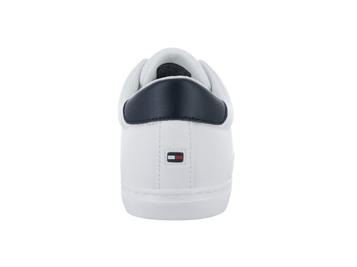 Tenis blancos de Tommy Hilfiger con talón azul marino y logotipo lateral en rojo y azul.