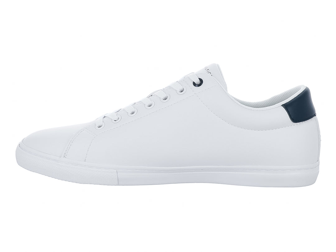 Tenis blancos de Tommy Hilfiger con talón azul marino y logotipo lateral en rojo y azul.