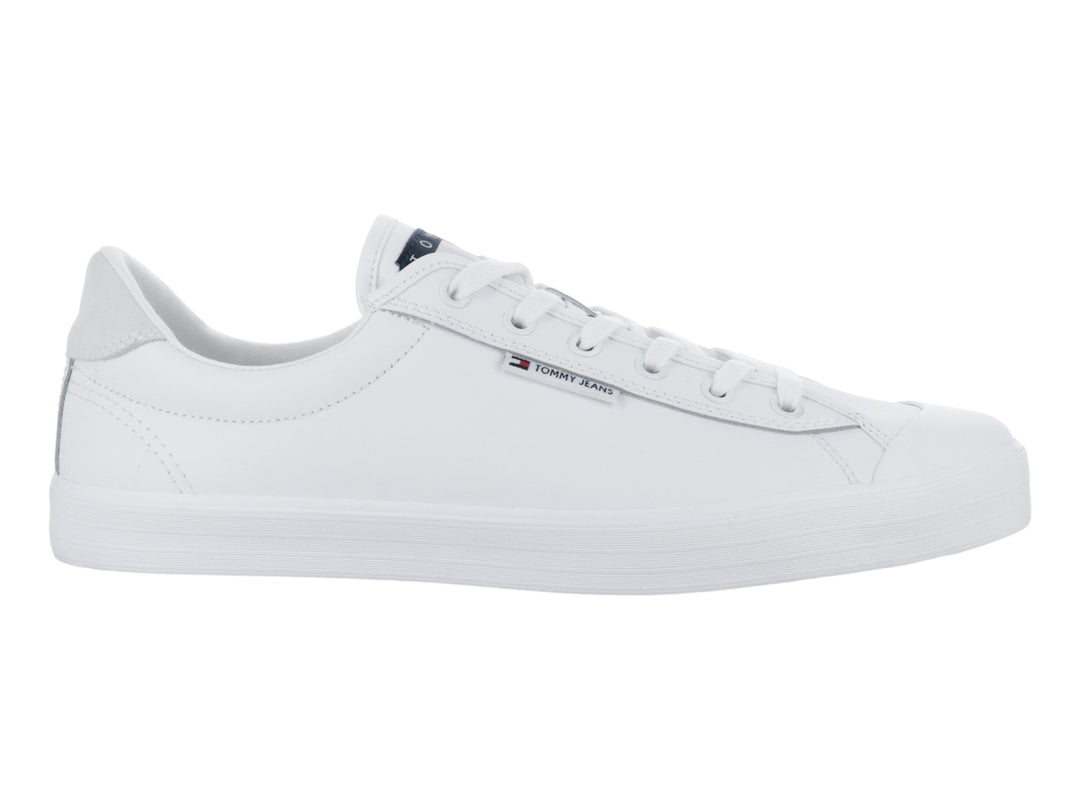 Tenis blancos de corte bajo marca Tommy Hilfiger con suela vulcanizada y detalle gris en el talón.