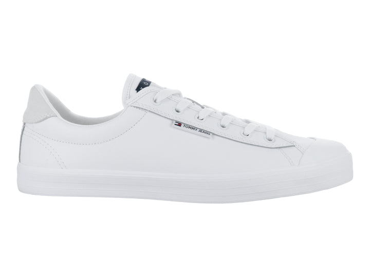 Tenis blancos de corte bajo marca Tommy Hilfiger con suela vulcanizada y detalle gris en el talón.