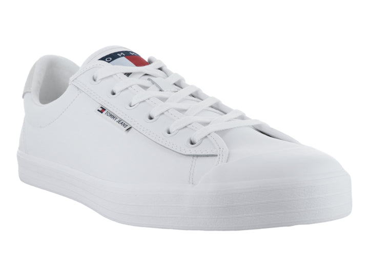 Tenis blancos de corte bajo marca Tommy Hilfiger con suela vulcanizada y detalle gris en el talón.