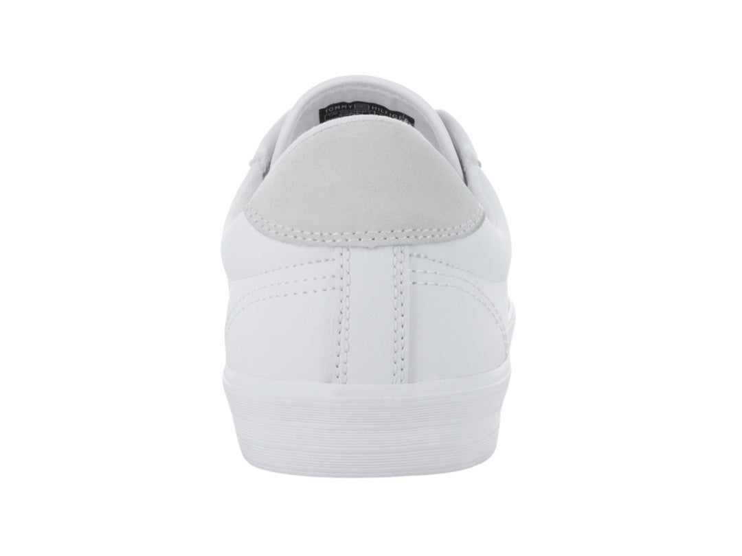Tenis blancos de corte bajo marca Tommy Hilfiger con suela vulcanizada y detalle gris en el talón.