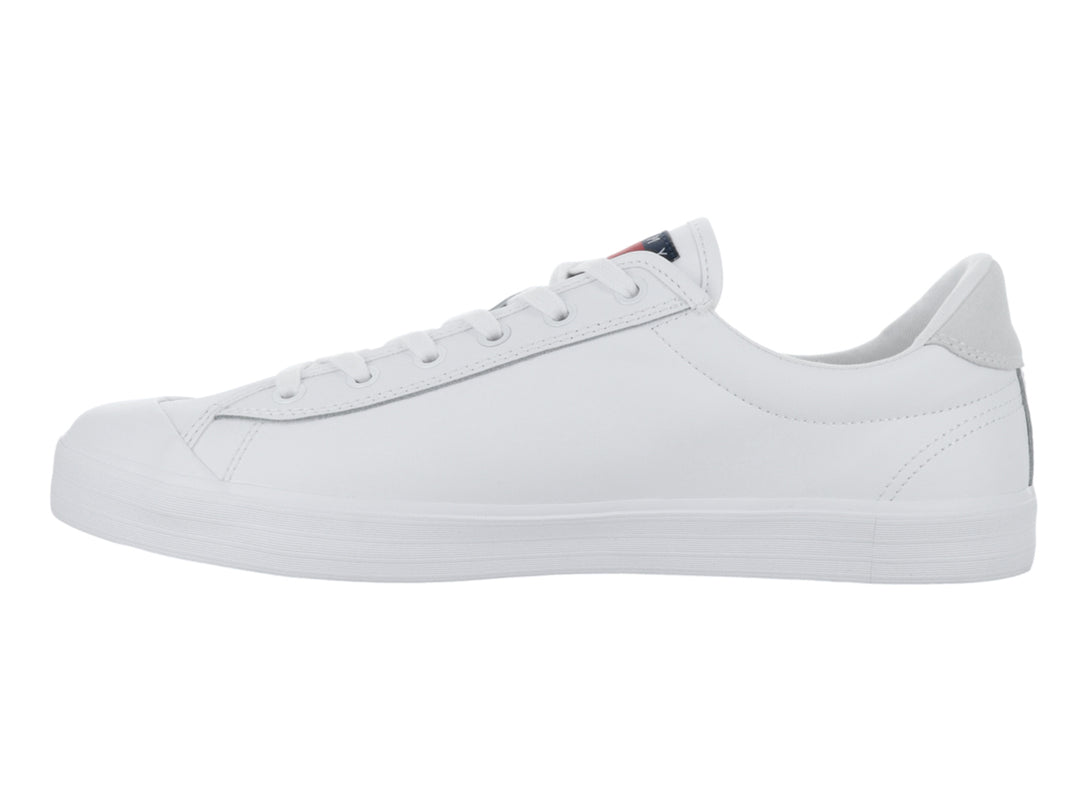 Tenis blancos de corte bajo marca Tommy Hilfiger con suela vulcanizada y detalle gris en el talón.