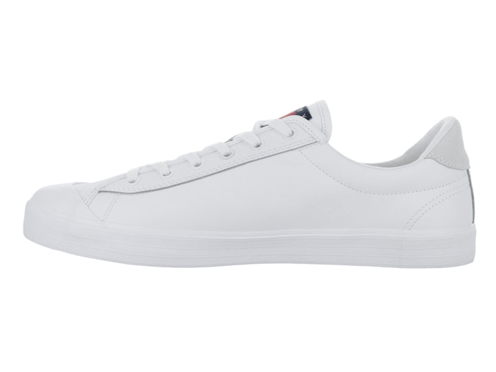 Tenis blancos de corte bajo marca Tommy Hilfiger con suela vulcanizada y detalle gris en el talón.