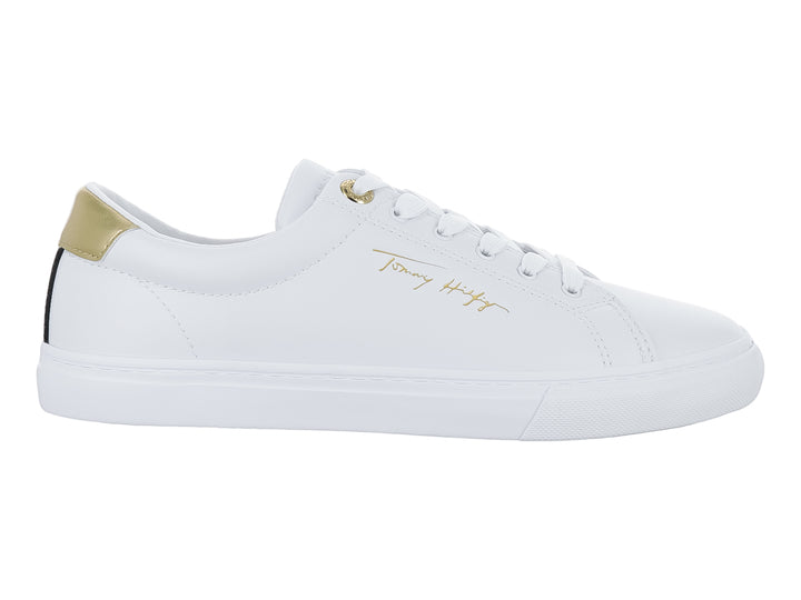 Tenis blancos Tommy Hilfiger con detalles en dorado en el talón y logotipo lateral, diseño casual de perfil bajo.
