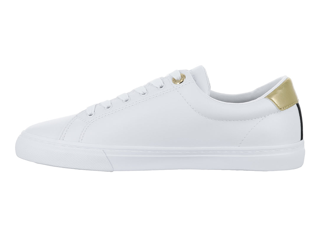 Tenis blancos Tommy Hilfiger con detalles en dorado en el talón y logotipo lateral, diseño casual de perfil bajo.