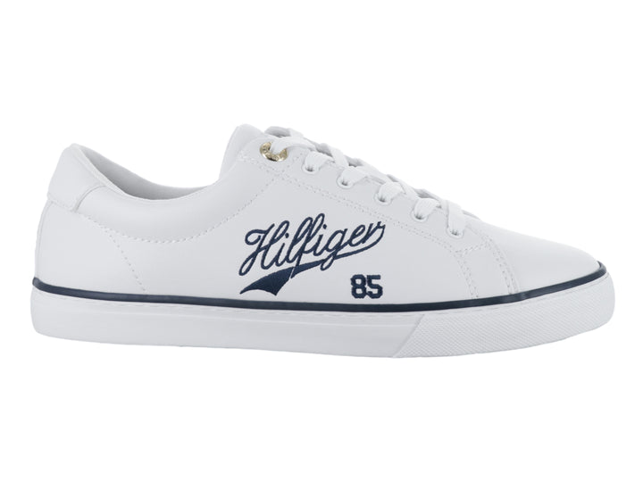 Tenis blancos Tommy Hilfiger con detalles en azul marino y texto Hilfiger 85 en el lateral.