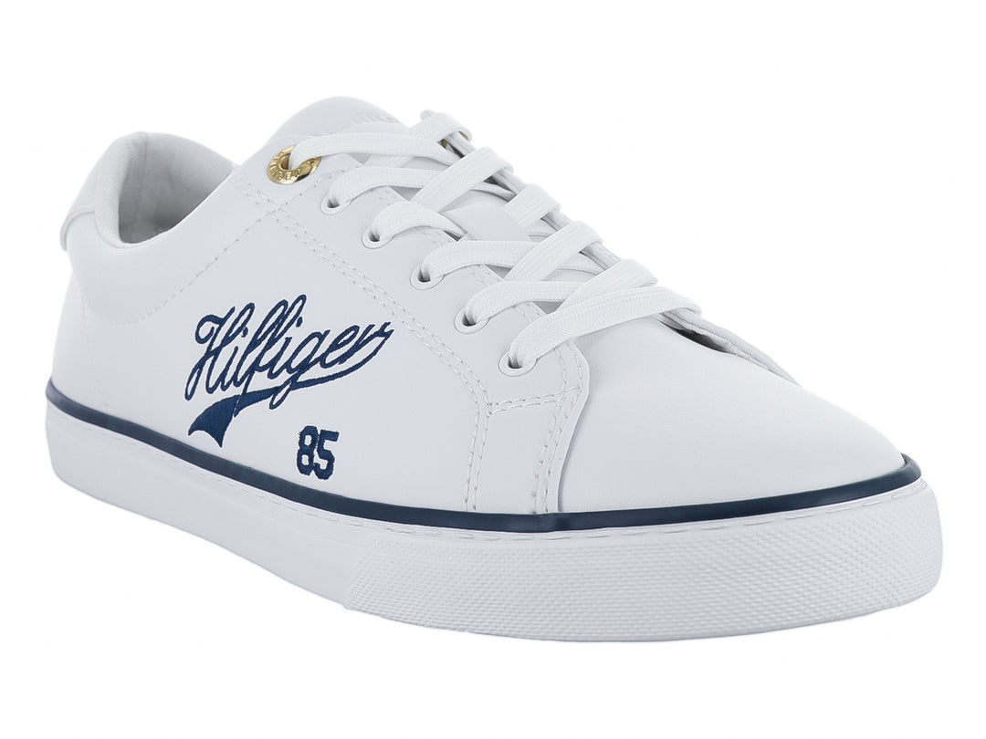 Tenis blancos Tommy Hilfiger con detalles en azul marino y texto Hilfiger 85 en el lateral.